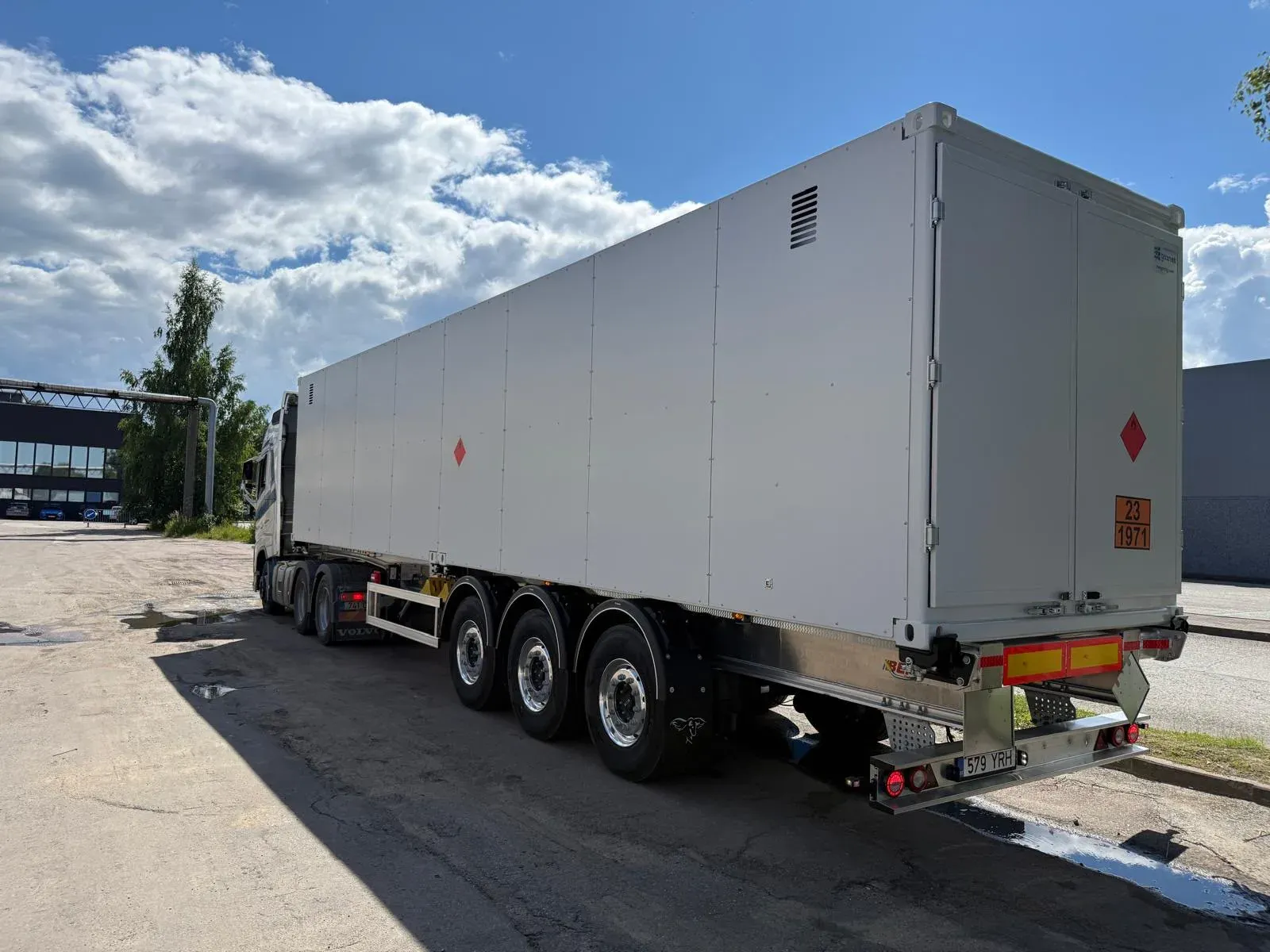 Widok z tyłu 40-stopowego kontenera transportowego HC CNG z oznaczeniem ADR na przyczepie